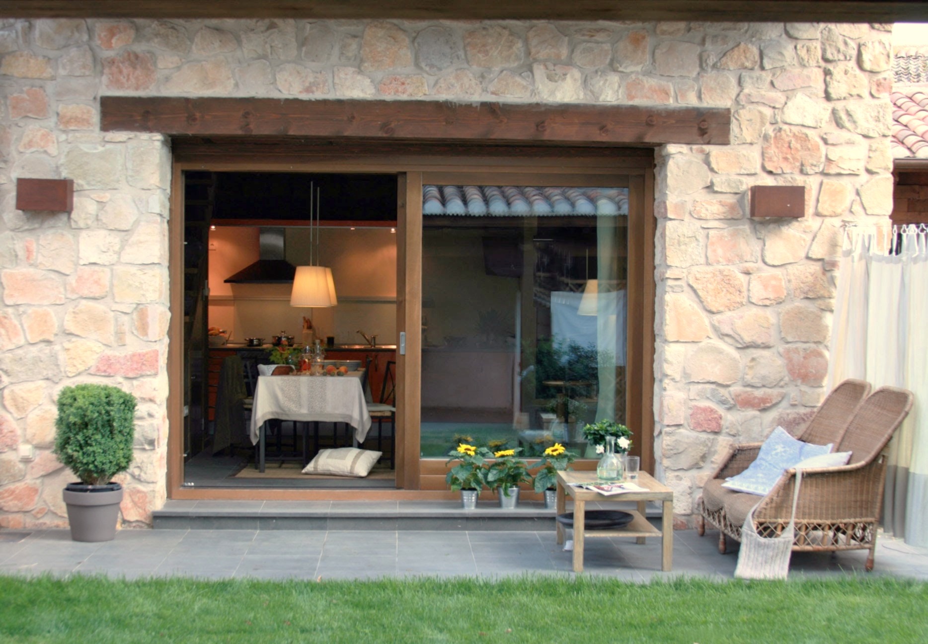Terraza exterior con acceso a la casa